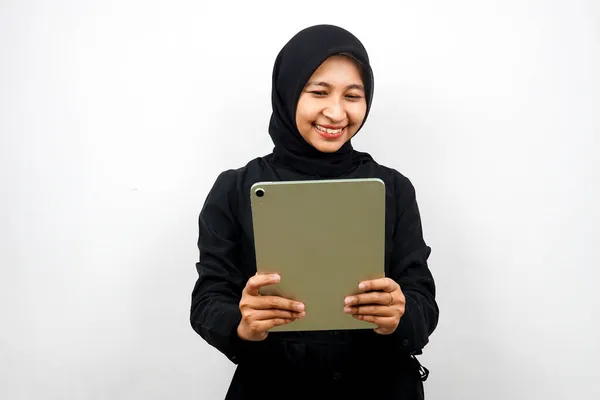 Güzel Asyalı Genç Müslüman Kadın Gülümsüyor Heyecanlı Neşeli Bir Tablet — Stok fotoğraf