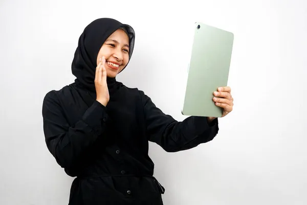 美しい若いアジアのイスラム教徒の女性の笑顔 興奮し 陽気な保持タブレット 白い背景に隔離された — ストック写真