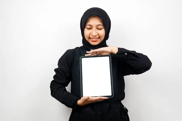 Красивая Молодая Азиатская Мусульманка Улыбается Держит Планшет Белым Пустым Экраном — стоковое фото
