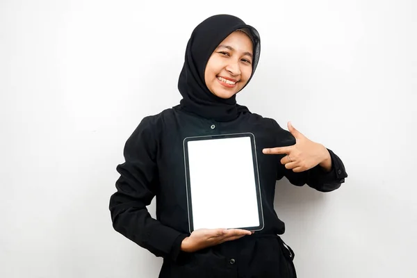 Güzel Asyalı Genç Müslüman Kadın Gülümsüyor Beyaz Beyaz Ekranlı Tableti — Stok fotoğraf