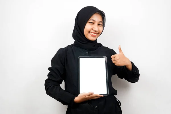 Hermosa Joven Mujer Musulmana Asiática Sonriendo Mano Sosteniendo Tableta Con —  Fotos de Stock