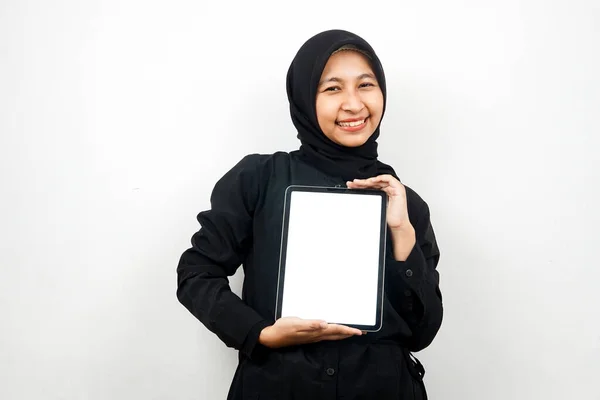 Hermosa Joven Mujer Musulmana Asiática Sonriendo Mano Sosteniendo Tableta Con —  Fotos de Stock
