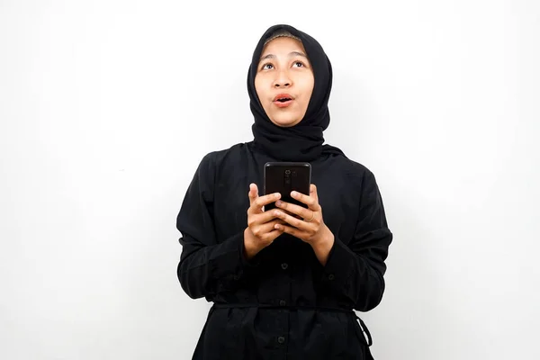 Όμορφη Νεαρή Ασιάτισσα Μουσουλμάνα Γυναίκα Σοκαρισμένη Έκπληκτη Ουάου Έκφραση Κρατώντας — Φωτογραφία Αρχείου