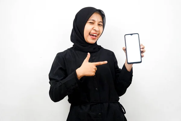 美丽的年轻的亚裔穆斯林女子震惊 手持带有白色或空白屏幕的智能手机 推广应用程序 促销产品 展示某种东西 — 图库照片
