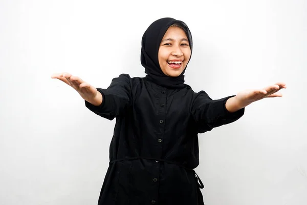 美しいと陽気な若いアジアのイスラム教徒の女性 オープン腕を持ちます 歓迎します 喜んで何かを提示 白い背景に隔離されました — ストック写真