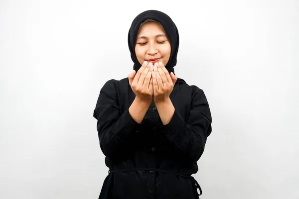 美丽的年轻的亚裔穆斯林女子 张开双臂 与白色背景隔离 祈祷着 — 图库照片