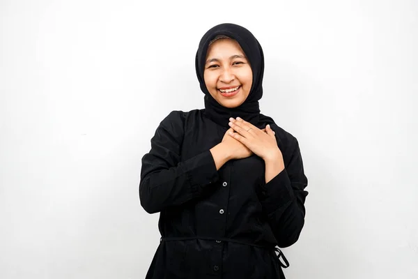 Όμορφη Και Χαρούμενη Νεαρή Ασιάτισσα Μουσουλμάνα Γυναίκα Χέρια Κρατούν Στήθος — Φωτογραφία Αρχείου