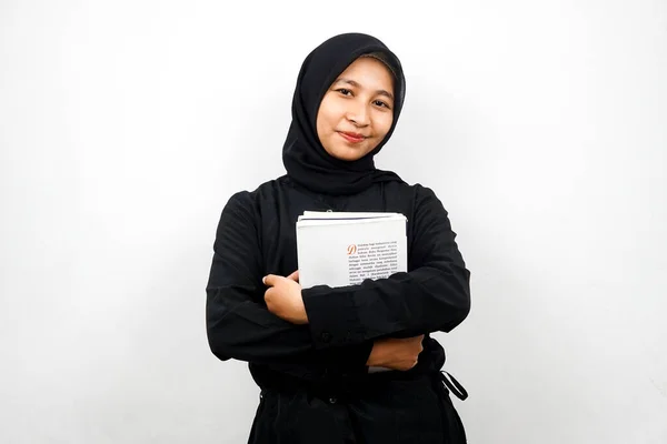 Wanita Muslim Asia Muda Yang Cantik Membawa Buku Yang Terisolasi — Stok Foto