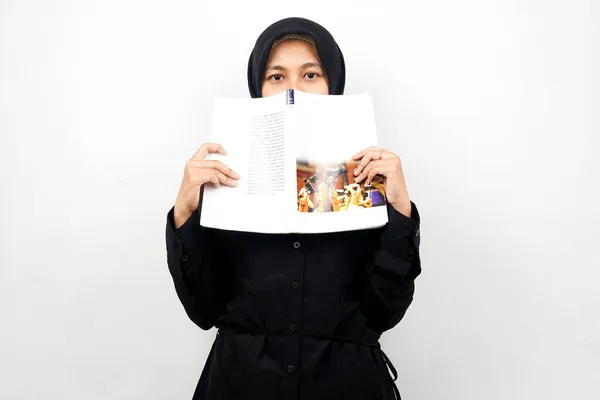 Piękny Wesoły Młody Azjatycki Muzułmanin Kobieta Czyta Książkę Izolowane Białym — Zdjęcie stockowe