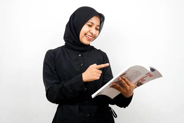 Όμορφη Και Χαρούμενη Νεαρή Ασιάτισσα Μουσουλμάνα Που Διαβάζει Ένα Βιβλίο — Φωτογραφία Αρχείου