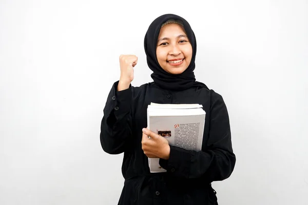 Красивая Молодая Азиатская Мусульманка Изолированной Книгой — стоковое фото