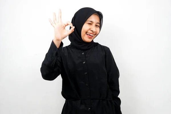 Όμορφη Και Χαρούμενη Νεαρή Ασιάτισσα Μουσουλμάνα Εντάξει Χέρια Καλή Δουλειά — Φωτογραφία Αρχείου