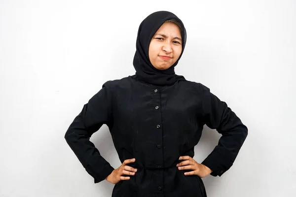 Mooie Jonge Aziatische Moslim Vrouw Met Boze Uitdrukking Serieus Geïsoleerd — Stockfoto
