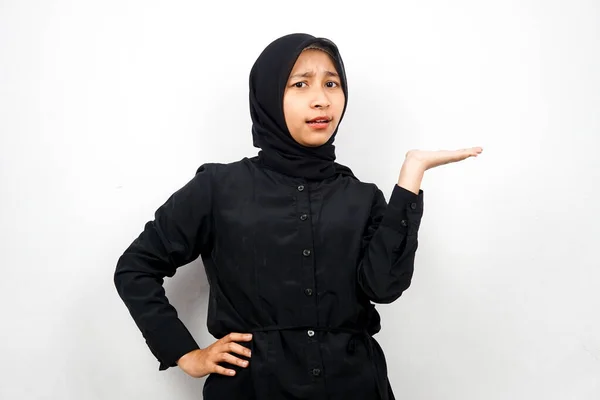 白い背景に隔離された 何もない空間に何かを提示手で美しい若いアジアのイスラム教徒の女性 — ストック写真