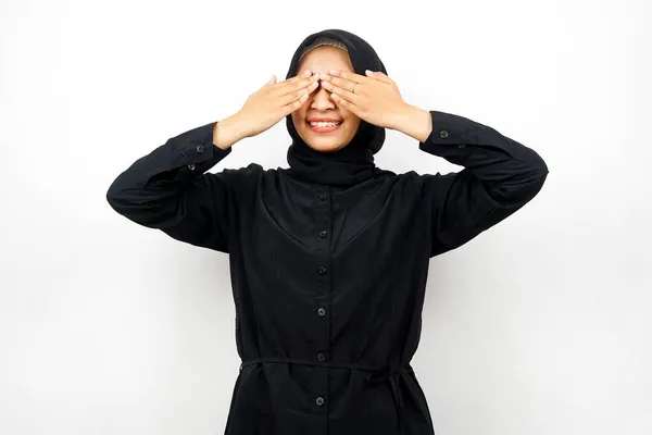 Krásná Mladá Asijská Muslimka Rukama Zavírající Oči Izolované Bílém Pozadí — Stock fotografie