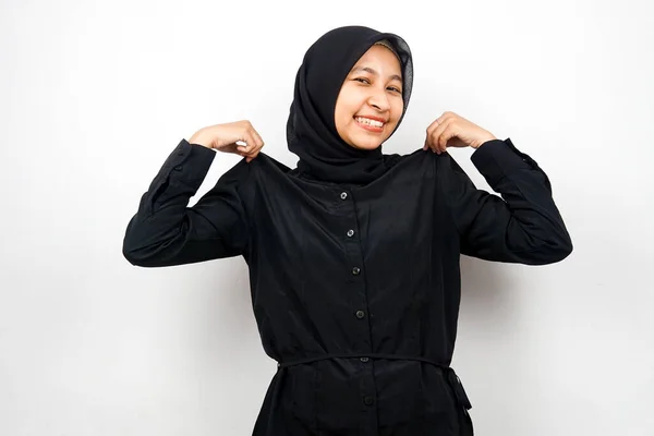 美丽而快乐的年轻的亚裔穆斯林女子 双手露出衣服 与白色背景隔离 图库图片
