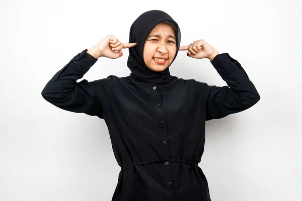 Schöne Junge Asiatische Muslimin Mit Händen Die Ohren Bedecken Lärm lizenzfreie Stockfotos