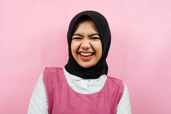 Крупный План Веселой Красивой Мусульманской Женщины Изоляции — стоковое фото