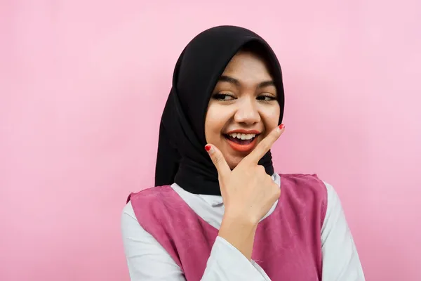 Closeup Beautiful Young Muslim Woman Looking Empty Space Presenting Something — Stock Photo, Image