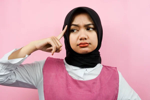 由年轻美丽的穆斯林妇女组成的服装 她们在想 在寻找想法 在空旷的空间里寻找 展示一些东西 与世隔绝 — 图库照片