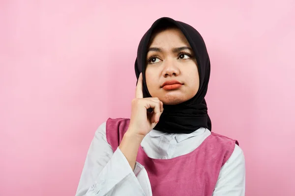 Närbild Vackra Unga Muslimska Kvinna Tänkande Letar Efter Idéer Tittar — Stockfoto