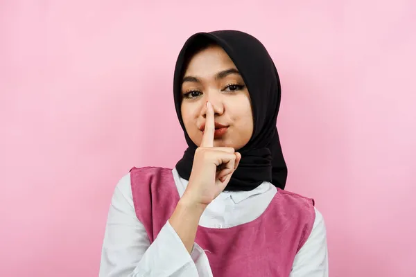 美しい若いイスラム教徒の女性の閉鎖 静かにしてください 隔離された話を禁止 — ストック写真
