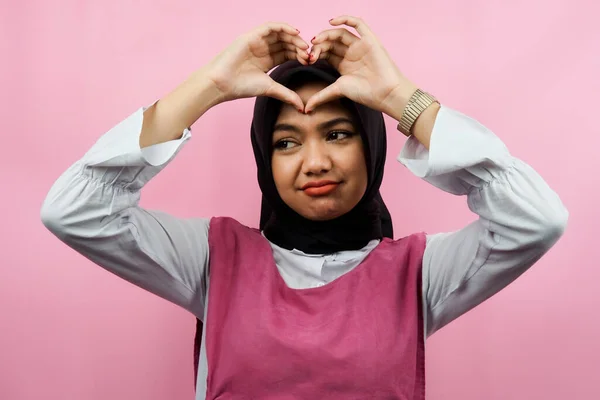 Fechar Bela Jovem Muçulmana Com Mãos Amor Amo Isolado — Fotografia de Stock