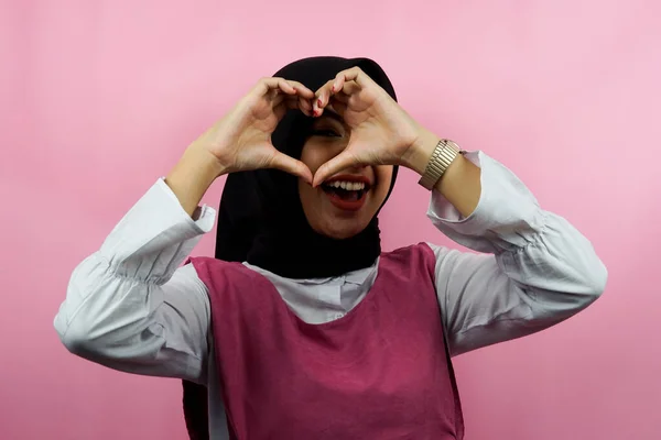 Красивая Молодая Мусульманка Любящими Руками Люблю Тебя Одинокая — стоковое фото