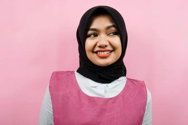 Pendekatan Indah Ceria Muda Muslim Wanita Melihat Ruang Kosong Menyajikan — Stok Foto