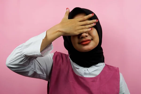 Close Van Mooi Jong Moslim Vrouw Sluiten Haar Ogen Geïsoleerd — Stockfoto