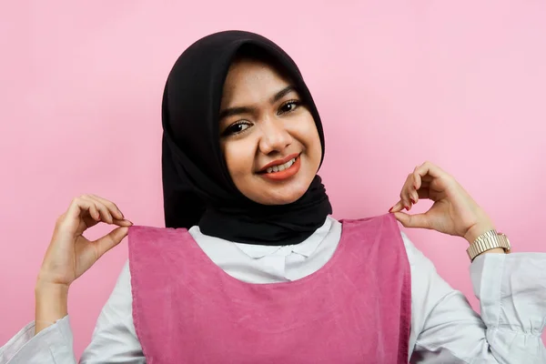 Zbliżenie Piękny Młody Muzułmanin Kobieta Ręce Trzymając Ubrania Odizolowane — Zdjęcie stockowe