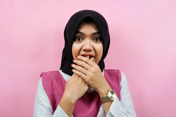 Крупный План Красивой Молодой Мусульманской Женщины Удивлен Вау Выражение Изолированы — стоковое фото