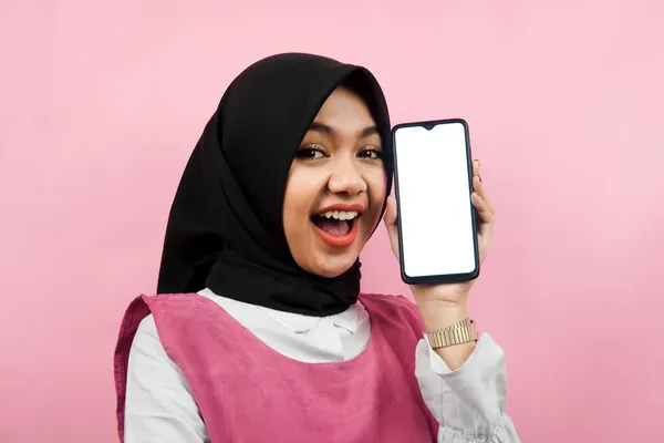 拥有白色或空白屏幕智能手机的漂亮而快乐的年轻穆斯林女性的特写镜头 宣传应用程序 推广某事 孤立的广告概念 — 图库照片