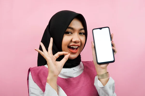 白または空白の画面でスマートフォンを保持している美しく明るい若いイスラム教徒の女性のクローズアップ アプリを促進します 何かを促進します 孤立した 広告コンセプト — ストック写真