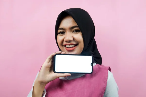 白または空白の画面でスマートフォンを保持している美しく明るい若いイスラム教徒の女性のクローズアップ アプリを促進します 何かを促進します 孤立した 広告コンセプト — ストック写真