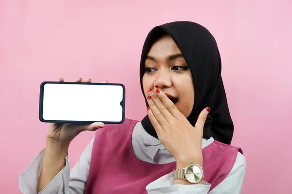 Gros Plan Une Belle Joyeuse Jeune Femme Musulmane Tenant Smartphone Photos De Stock Libres De Droits