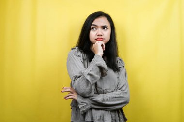 Güzel genç kadın düşünüyor, fikirler arıyor, çözümler arıyor, izole edilmiş.