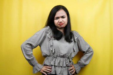 Güzel genç bir kadın kızgın, mutsuz, somurtkan, sinirli, soyutlanmış