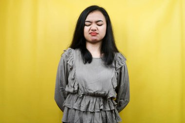 Güzel, genç bir kadın mutsuz, somurtkan, sinirli, soyutlanmış