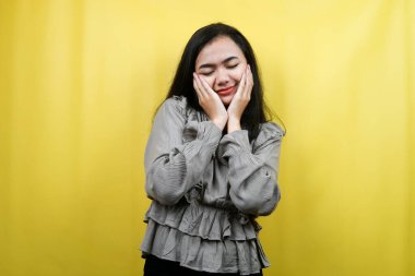 Güzel genç bayan gülümsüyor mutlu, rahat, iyi hissediyor, el ele tutuşuyor yanak, reklam, izole edilmiş