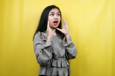 Güzel genç bir kadın şaşırdı, şok oldu, vay be yüz ifadesi, boş alana baktı, bir şeyler sundu, ürünü tanıttı, reklamını yaptı, izole etti.