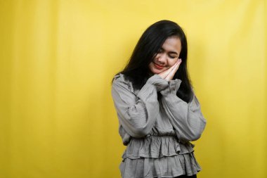 Güzel genç bir kadın uyuyor, tatlı rüyalar, mutlu ve yalnız hissediyor.