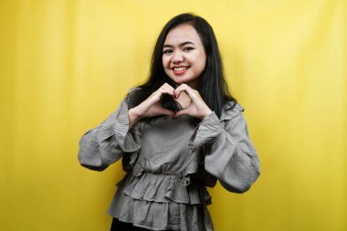 Güzel, genç bir kadın, neşeli, kendinden emin, tatlı, aşk işareti el, sevgi, reklam, izole edilmiş