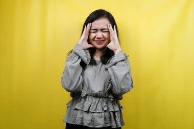 Güzel genç kadın stresi, depresyon, baş dönmesi, üzgün, kızgın, tatminsiz, soyutlanmış