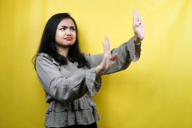 Güzel genç kadın ciddi, dur işareti eli, yasak el, reddedilme, reklam, izole edilmiş