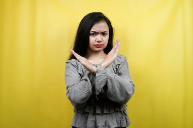 Güzel genç kadın ciddi, dur işareti eli, yasak el, reddedilme, reklam, izole edilmiş