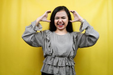 Güzel genç kadın stresi, depresyon, baş dönmesi, üzgün, kızgın, tatminsiz, soyutlanmış