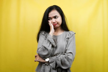 Düşünen, stresli, depresyonda olan güzel genç bir kadın, birçok sorun, fikir ve çözüm arayan, izole edilmiş.