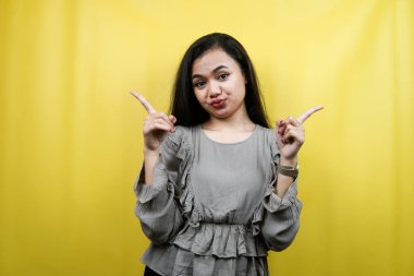 Elleri boş yere bakan güzel genç bir kadın bir şeyler sunuyor, ürünleri tanıtıyor, neşeli ve kendinden emin, reklamcı, izole edilmiş.