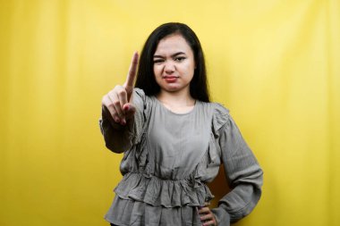 Güzel bir genç kadın, cidden, uyarı işareti eli, bir numaralı el, izole edilmiş.